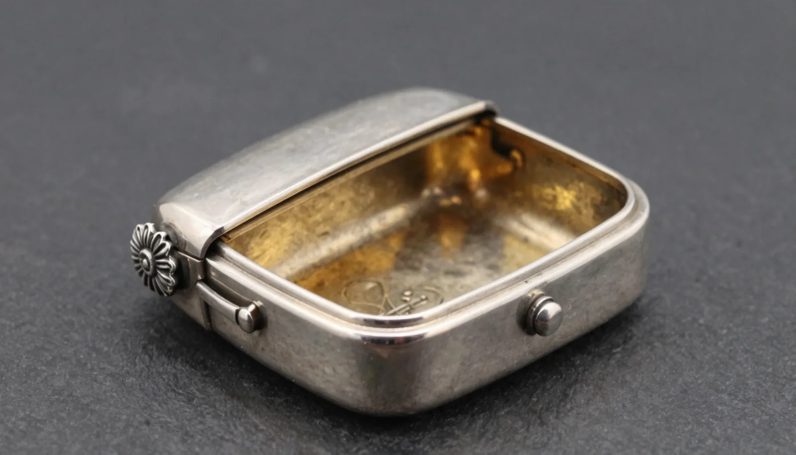 Antique silver snuff box value: 1750-1900